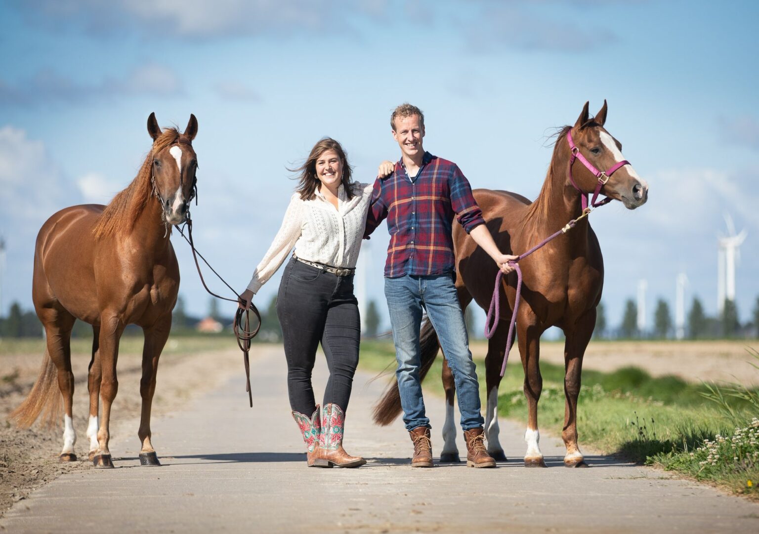Joukje en Peter met hun paarden bij OK Farm Reiners